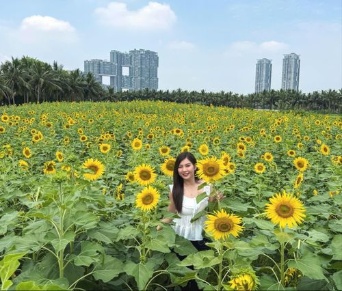 Chị Phương Thảo - một du khách từ Hà Nội đã tìm đến đây chụp ảnh check-in. Ảnh: PV