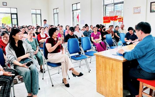 Người dân chia sẻ mong muốn sớm được biết phương án đền bù, tái định cư. Ảnh: Bảo Thoa
