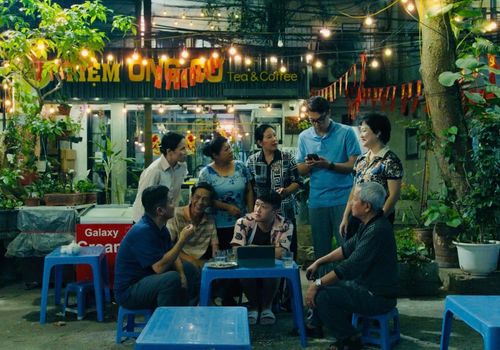 Phim tái hiện cuộc sống tại khu tập thể cũ. Ảnh: VFC