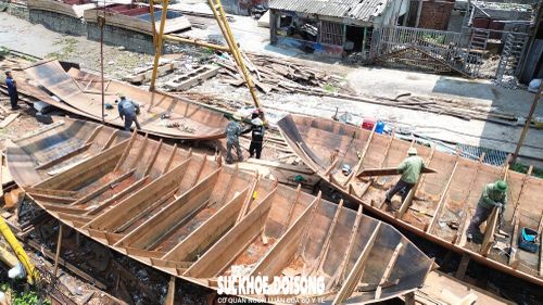Những người công nhân đang miệt mài với công việc tại xưởng đóng thuyền ba vách. Ảnh: Tiến Sinh.