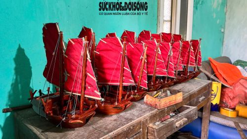 Những mô hình thuyền ba vách tại nhà của nghệ nhân Lê Đức Chắn. Ảnh: Tiến Sinh.