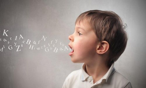Cha mẹ nên theo dõi sát quá trình phát triển ngôn ngữ của trẻ trong những năm đầu đời.