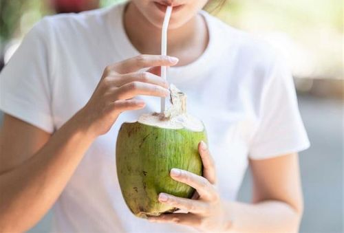 Uống nước dừa rất tốt để bổ sung chất điện giải sau khi tập luyện.