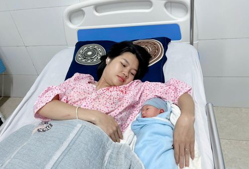 Mẹ con chị N.T.L sau khi trải qua ca cấp cứu.
