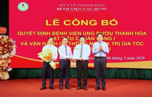 Ông Nguyễn Hoài Anh, Chủ tịch UBND tỉnh trao quyết định công nhận Bệnh viện Ung bướu tỉnh Thanh Hóa đạt tiêu chí bệnh viện hạng I.