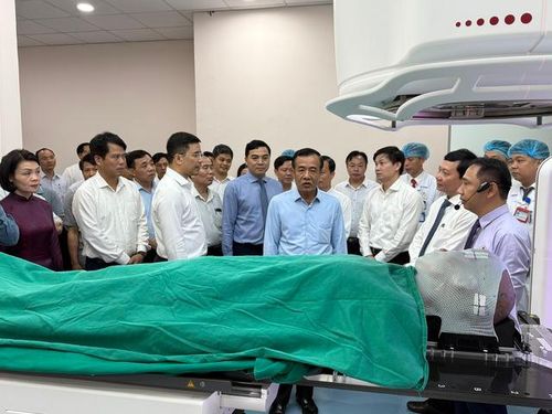 Ông Lê Đức Thái, Bí thư Tỉnh ủy cùng lãnh đạo tỉnh tham quan hệ thống máy xạ trị gia tốc tuyến tính hiện đại của Bệnh viện Ung bướu tỉnh Thanh Hóa.