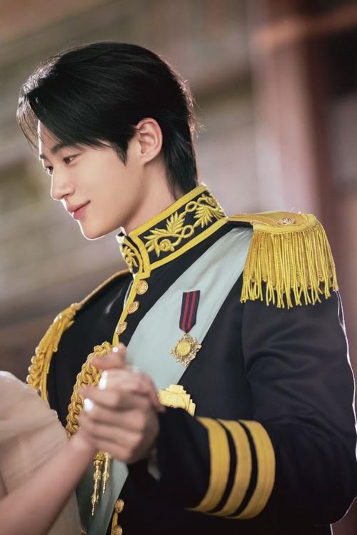 Byeon Woo Seok cũng tham gia trực tiếp vào quá trình chuẩn bị phục trang.