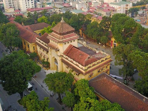 Nên duy trì cơ sở 19 Lê Thánh Tông (Hà Nội) cho các hoạt động đào tạo chuyên sâu, nghiên cứu khoa học và các nghi lễ học thuật. Nguồn ảnh: VNU.