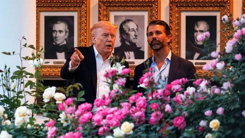  Tổng thống Donald Trump cùng con trai cả Donald Jr. Theo dự báo từ Polymarket, tỷ lệ đặt cược cho khả năng Don Jr. giành được đề cử của đảng Cộng hòa năm 2028 hiện ở mức 4%. Ảnh: Bloomberg. 