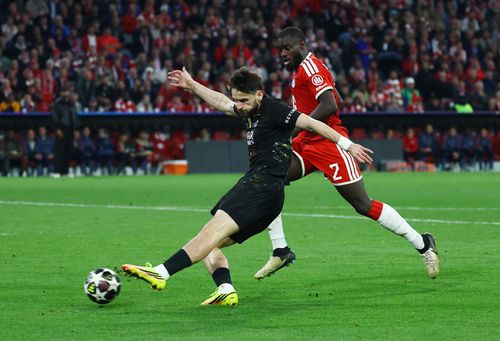 Kvaratskhelia kiến tạo trong trận PSG hòa Bayern 1-1.