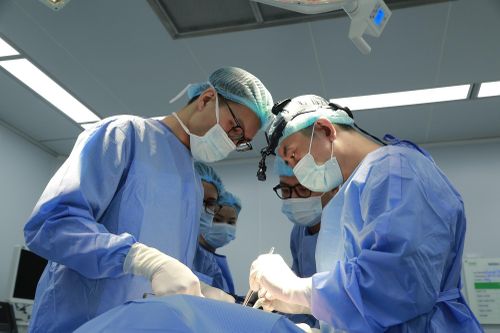  TS.BS Nguyễn Đình Minh, Trưởng Khoa Phẫu thuật Tạo hình Thẩm mỹ và Tái tạo, phẫu thuật cho bệnh nhân. 