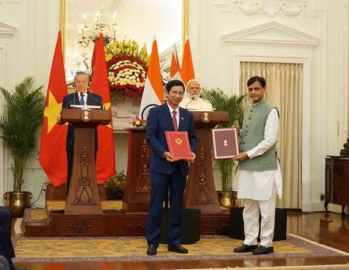Trước sự chứng kiến của Tổng Bí thư, Chủ tịch nước Tô Lâm và Thủ tướng Narendra Modi, thừa ủy quyền của Bộ trưởng Bộ VHTTDL, Thứ trưởng Hồ An Phong và Bộ trưởng Văn hóa và Du lịch Ấn Độ Shri Gajendra Singh Shekhawat ký và trao hai văn kiện hợp tác Văn hóa và Du lịch giữa hai nước
