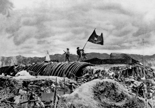 Hình ảnh Lá cờ “Quyết chiến - Quyết thắng” tung bay trên nóc hầm Tướng De Castries, chiều 7/5/1954 là hình ảnh biểu tượng của Chiến thắng lịch sử Điện Biên Phủ. Ảnh: Triệu Đại-TTXVN