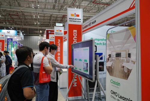 Khách tham quan triển lãm về các giải pháp công nghệ. Ảnh: Thu Hoài - TTXVN