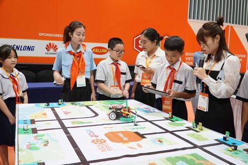 Học sinh trải nghiệm các giải pháp công nghệ trong giáo dục. Ảnh: Thu Hoài - TTXVN