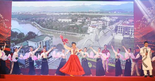 Nhiều tiết mục ca ngợi quê hương, đất nước, mảnh đất Điện Biên cùng đất nước vươn mình