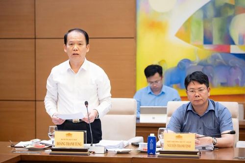 Bộ trưởng Bộ Tư pháp Hoàng Thanh Tùng báo cáo tại cuộc họp - Ảnh: VGP/Thu Sa