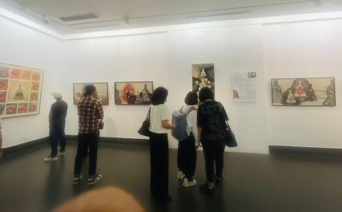 Triển lãm thu hút sự quan tâm của công chúng yêu mỹ thuật trong nước và du khách quốc tế.