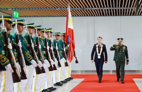 Lễ đón Thủ tướng Lê Minh Hưng tham dự Hội nghị Cấp cao ASEAN lần thứ 48 tại sân bay quốc tế Mactan, Cebu, Philippines.(Ảnh: Dương Giang/TTXVN)