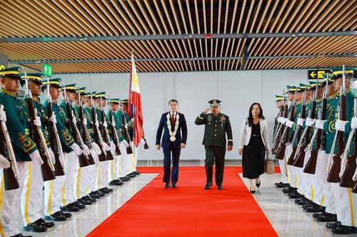Lễ đón Thủ tướng Lê Minh Hưng tham dự Hội nghị Cấp cao ASEAN lần thứ 48 tại sân bay quốc tế Mactan, Cebu, Philippines. (Ảnh: Dương Giang/TTXVN)