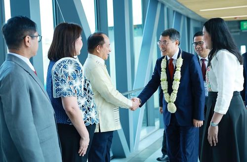 Thủ tướng Lê Minh Hưng bắt đầu chuyến tham dự Hội nghị Cấp cao ASEAN lần thứ 48 tại Cebu, Philippines.(Ảnh: Dương Giang/TTXVN)