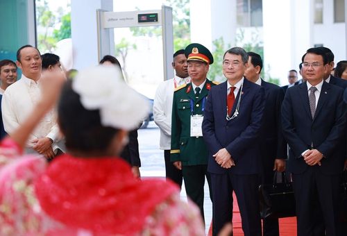 Lễ đón Thủ tướng Lê Minh Hưng tham dự Hội nghị Cấp cao ASEAN lần thứ 48 tại Cebu, Philippines. (Ảnh: Dương Giang/TTXVN)