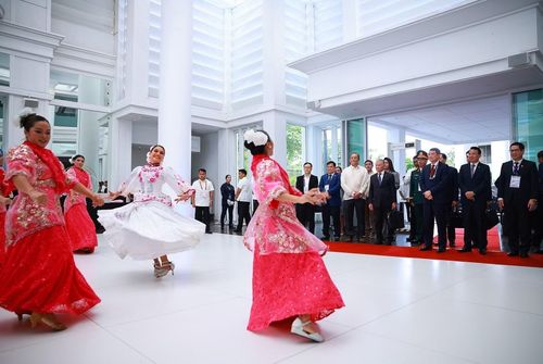 Vũ điệu truyền thống chào mừng Thủ tướng Lê Minh Hưng tham dự Hội nghị Cấp cao ASEAN lần thứ 48 tại Cebu, Philippines. (Ảnh: Dương Giang/TTXVN)