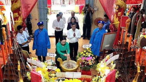 Lãnh đạo thành phố Cần Thơ dâng hương tại lễ hội.