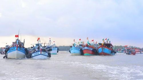 Đông đảo tàu cá của ngư dân tham gia lễ hội.
