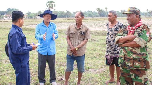 Người dân và lực lượng của nước bạn hỗ trợ tìm kiếm thông tin về mộ liệt sĩ.