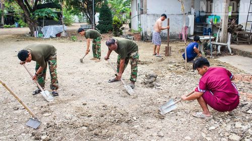 Cùng nhau tu sửa đường, nơi ở.