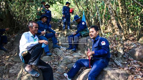 Người dân cùng Đội K91 trèo đèo tìm kiếm nơi an nghỉ của liệt sĩ.
