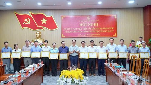 Phó Bí thư Tỉnh ủy, Chủ tịch Ủy ban nhân dân tỉnh Cà Mau Lữ Quang Ngời (đứng giữa) tặng Bằng khen cho các tập thể có thành tích xuất sắc trong vận hành chính quyền địa phương 2 cấp.