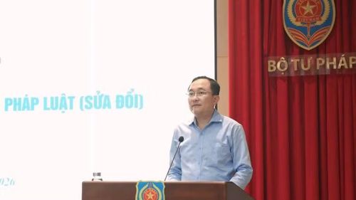 Phó Cục trưởng Phổ biến, giáo dục pháp luật và Trợ giúp pháp lý Phan Hồng Nguyên trình bày dự thảo. (Ảnh: TL)