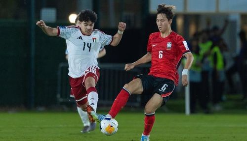 U17 Hàn Quốc (phải) vất vả lội ngược dòng hòa U17 UAE trong ngày ra quân (Ảnh: AFC)