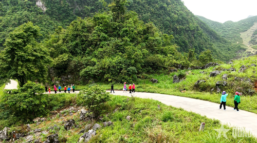 Người dân xã Sơn Vĩ trong trang phục truyền thống rộn ràng xuống Chợ Phong Lưu - nơi lưu giữ nét đẹp văn hóa và những lời hẹn ước vùng cao.