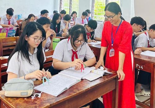 Giáo viên và học sinh Trường THCS và THPT Nguyễn Khuyến tăng tốc ôn thi lớp 10.