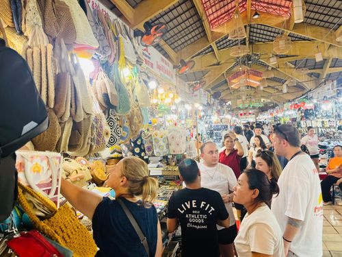  Khách quốc tế mua sắm đồ lưu niệm tại chợ Bến Thành, phường Bến Thành, TPHCM. ẢNH: THI HỒNG 