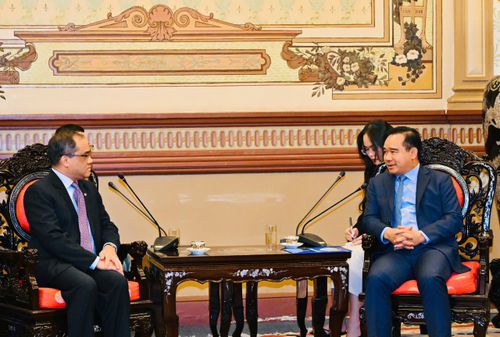  Chủ tịch UBND TPHCM Nguyễn Văn Được tiếp Đại sứ Philippines tại Việt Nam Francisco Noel R. Fernandez III. Ảnh: VIỆT DŨNG 
