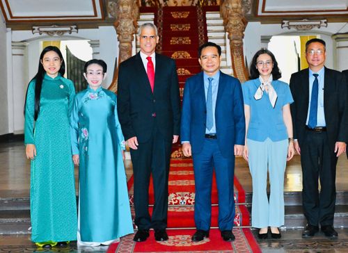  Chủ tịch UBND TPHCM Nguyễn Văn Được và Tổng Lãnh sự Cuba tại TPHCM Mauricio Alejandro Martinez Duque chụp hình lưu niệm cùng các đại biểu. Ảnh: VIỆT DŨNG 