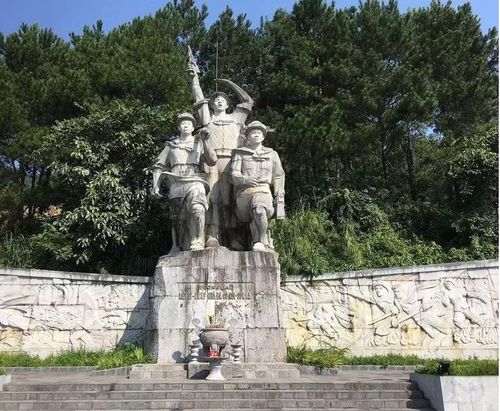 Đài tưởng niệm liệt sỹ Thanh niên xung phong, tại Ngã ba Cò Nòi. Ảnh: TNMT.