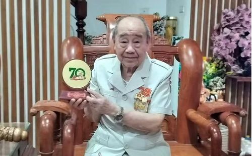 Ông Nguyễn Hùng Thịnh, cựu thanh niên xung phong chiến dịch Điện Biên Phủ. Ảnh: Mai Loan.