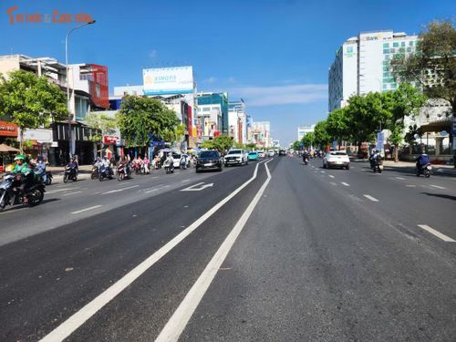 Tuy nhiên, khu vực này hiện vẫn chưa được lắp đặt đầy đủ biển báo và hướng dẫn giao thông, khiến không ít người đi đường lúng túng khi di chuyển giữa dòng phương tiện đông đúc.