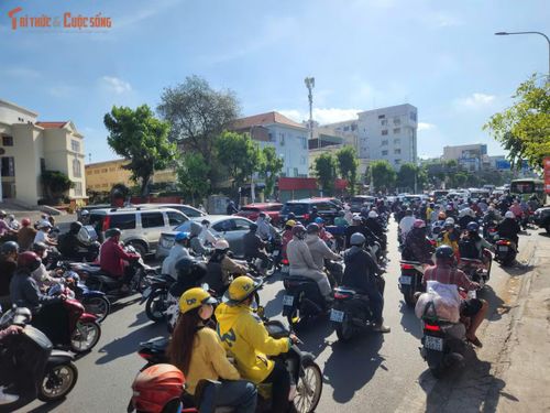 Việc tăng thêm không gian lưu thông này được kỳ vọng sẽ giảm áp lực giao thông đáng kể cho trục đường vốn nhiều năm tắc nghẽn, đặc biệt là khu vực cửa ngõ sân bay Tân Sơn Nhất.