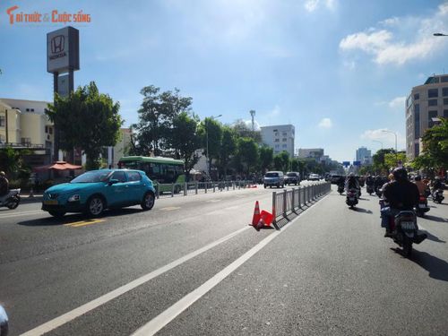 Sáng 7/5, giao thông trên đường Cộng Hòa đã trở nên thông thoáng bất ngờ trong giờ cao điểm, khác hẳn cảnh ùn ứ thường thấy.
