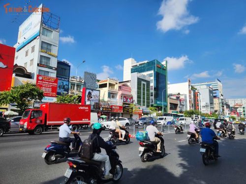 Mặt đường được mở rộng thêm khoảng 3m, giúp tăng không gian lưu thông cho phương tiện.