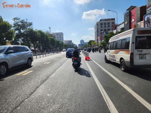 Cách tổ chức giao thông làn xe theo kiểu 4/2 buổi sáng, 2/4 buổi chiều khác với phương án cố định 3/3 như trước đây.