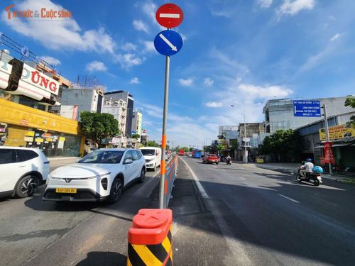 Đoạn đường dài khoảng 3km từ Trường Chinh đến Út Tịch đã được mở rộng thêm 2-3m sau khi hàng cây xanh và dải phân cách bê tông được tháo dỡ. “Việc mở rộng thêm 3m mặt đường là một nỗ lực đáng ghi nhận của ngành giao thông. Tình trạng kẹt xe trên đường này vào giờ cao điểm đỡ hơn rất nhiều”, chị Thu Phương ngụ phường Tân Bình cho biết.