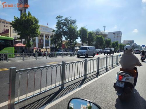 Sự thay đổi này diễn ra sau khi dải phân cách bê tông cứng giữa tuyến đường được tháo dỡ, mở đường cho phương án lưu thông 3 chiều linh hoạt. “Tôi đi làm hàng ngày qua đường Cộng Hòa, sáng đi, chiều về. Hy vọng là cách phân làm mới sẽ giúp giảm kẹt xe”, anh Lê Linh ngụ phường Bình Tân chia sẻ.