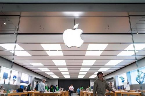 Giới đầu tư cũng đặc biệt quan tâm tới thông tin Apple đang đàm phán với Samsung và Intel để mở rộng sản xuất chip tại Mỹ nhằm giảm phụ thuộc vào TSMC.